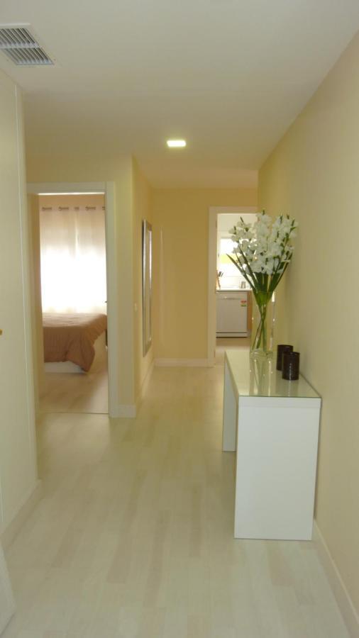 Beachfront Seaview Litoralmar Apt, Fast Wifi, Airco, Pool, Private Parking Apartment