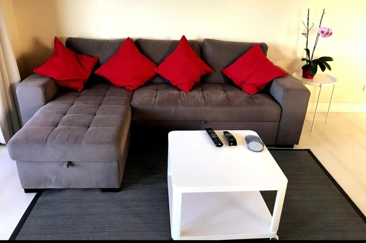 Beachfront Seaview Litoralmar Apt, Fast Wifi, Airco, Pool, Private Parking Apartment