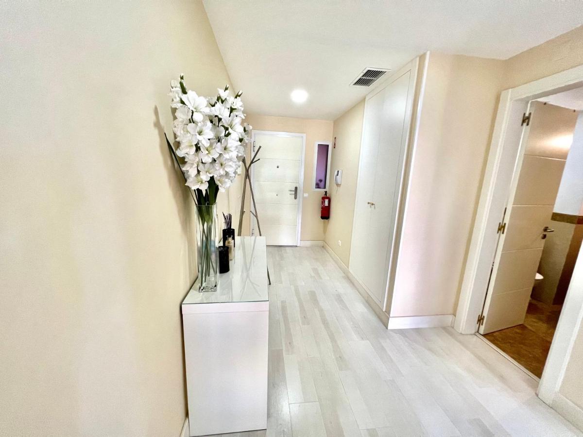 Apartment Beachfront Seaview Litoralmar Apt, Fast Wifi, Airco, Pool, Private Parking *