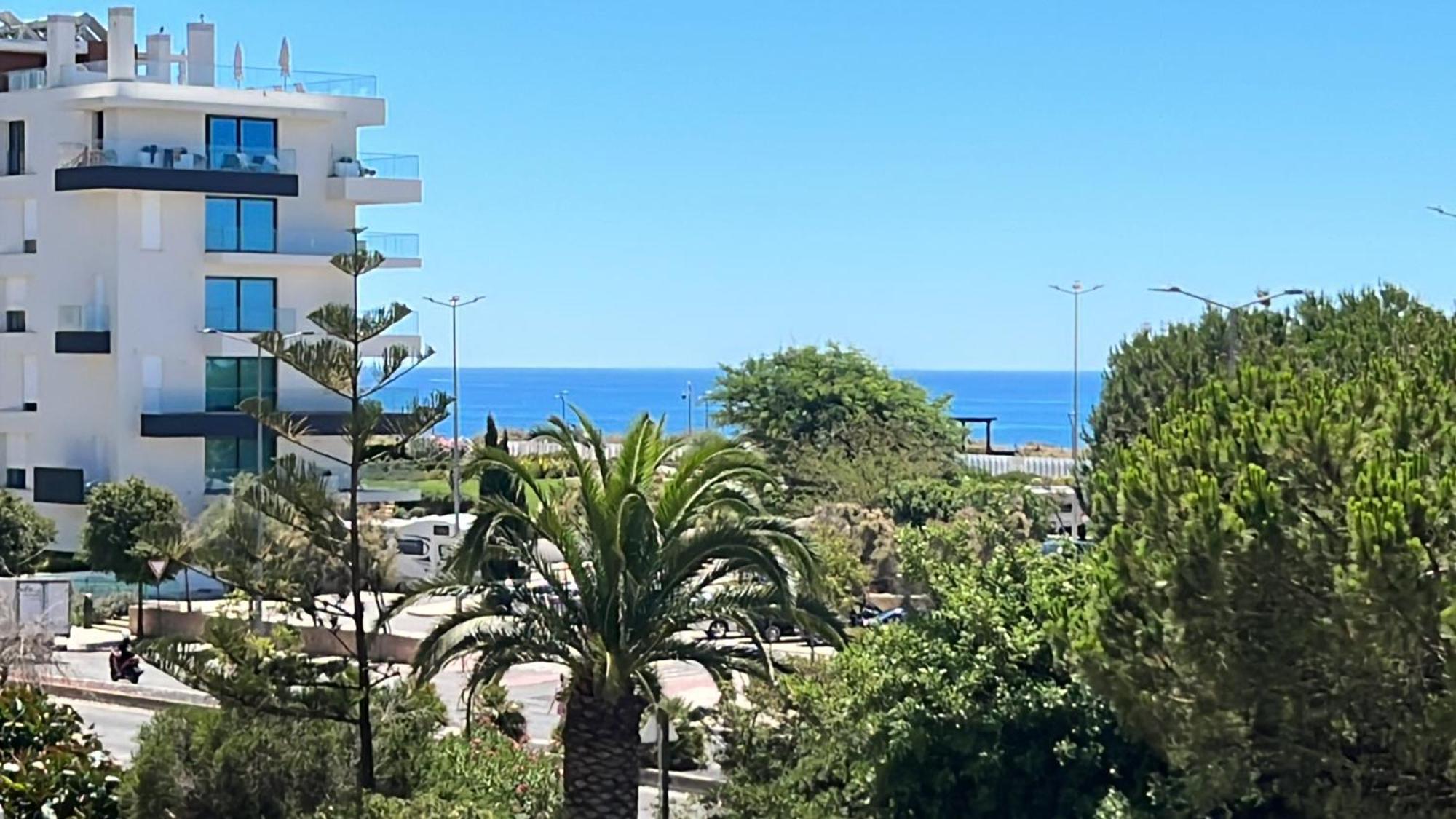 Beachfront Seaview Litoralmar Apt, Fast Wifi, Airco, Pool, Private Parking Apartment