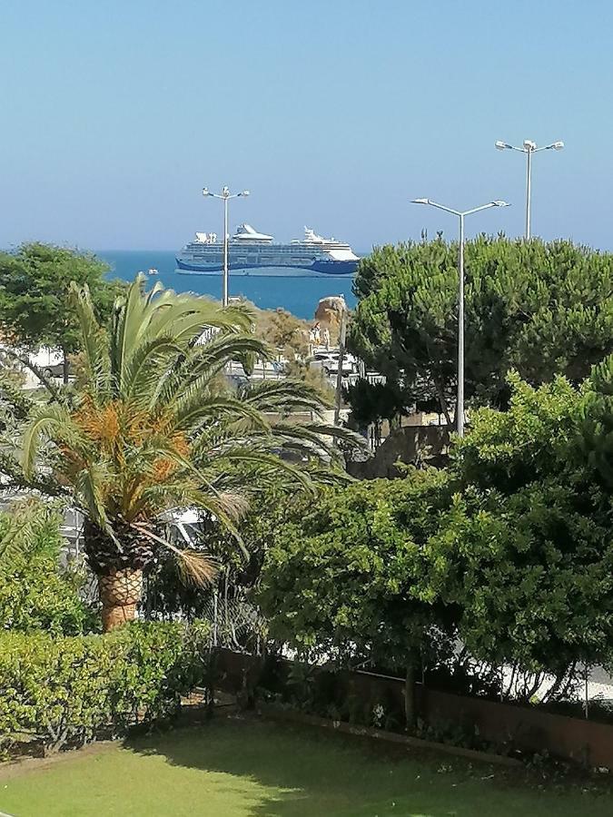 Beachfront Seaview Litoralmar Apt, Fast Wifi, Airco, Pool, Private Parking Apartment