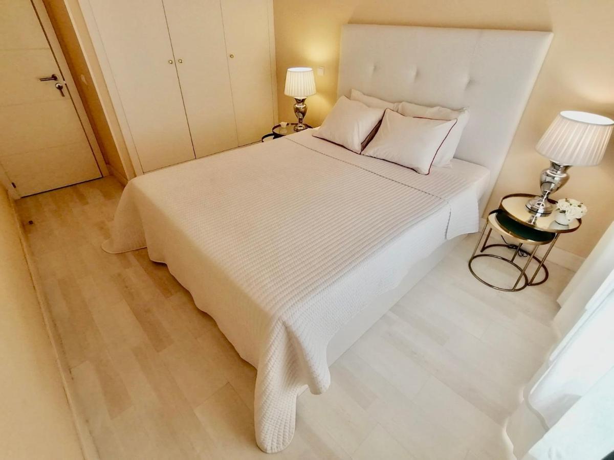 Beachfront Seaview Litoralmar Apt, Fast Wifi, Airco, Pool, Private Parking Apartment